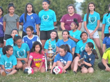 El club Cicero Jaguars FC entrena en Little Village High School. (Javier Quiroz / La Raza)