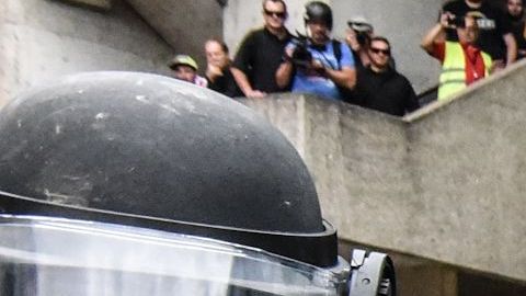 La policía de Portland rocía gas pimienta durante el choque de grupos extremistas.