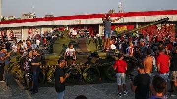 Los hinchas del Estrella Roja de Belgrado llevaron un tanque de guerra al estadio.