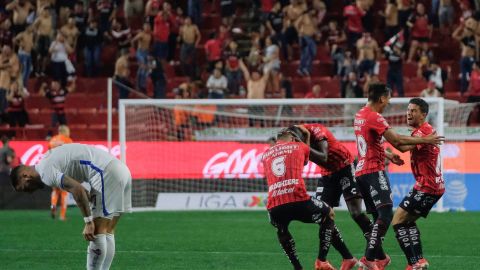 Cruz Azul dejó ir la victoria y Xolos aprovechó el hombre de más.