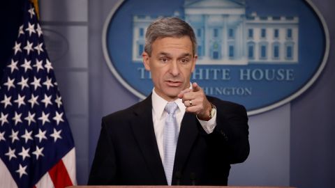 Ken Cuccinelli no ordenó retirar la réplica de la Estatua de la Libertad frente a sus oficinas.