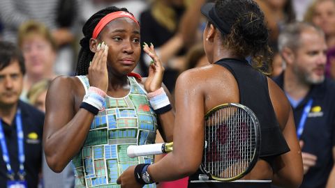 Coco Gauff, emocionada, junto a Naomi Osaka al final de su partido.