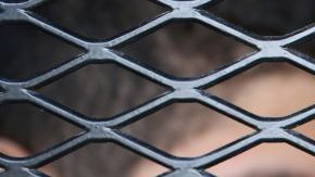 Las instalaciones de CBP deverán proveer a los menores de productos de higiene personal.