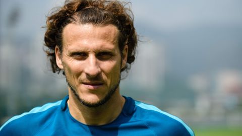 In this picture taken on March 1, 2018, Uruguayan player Diego Forlan poses before a team training session with Hong Kong Premier League football club Kitchee in Hong Kong. 
El uruguayo estuvo en México y se dio tiempo de hablar de la selección y de su pasado como jugador.