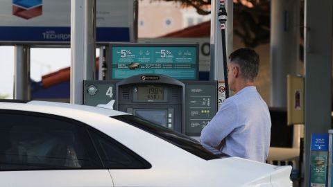 Para revisar dónde sale más económico poner gasolina, según el código de área donde vives puedes visitar: www.gasbuddy.com/