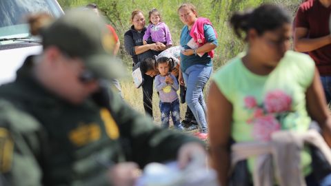Miles de solicitantes de asilo son enviados a México.