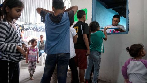 Niños solicitantes de asilo de México y América Central en un refugio en Tijuana.