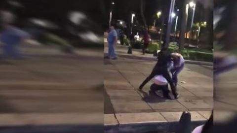 Había muchas personas viendo la agresión y nadie quiso meterse a detenerla.