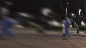 Había muchas personas viendo la agresión y nadie quiso meterse a detenerla.