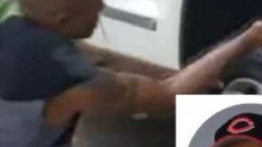 Pinera lava autos en las calles de San Cristobal.