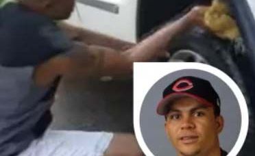 Pinera lava autos en las calles de San Cristobal.