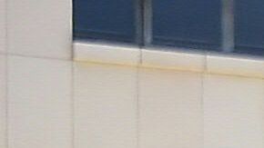 Niños y adultos se refrescan en el Grand Park, en Downtown Los Angeles.