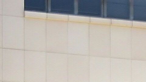 Niños y adultos se refrescan en el Grand Park, en Downtown Los Angeles.