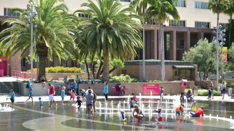 Niños y adultos se refrescan en el Grand Park, en Downtown Los Angeles.