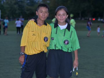 Los hermanos Alexander y Yuzim Valencia debutaron este año como árbitros certificados. (Javier Quiroz / La Raza)