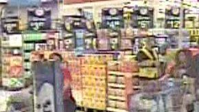 La Policía de El Paso busca a este hombre que se cree que salvó a varias personas.