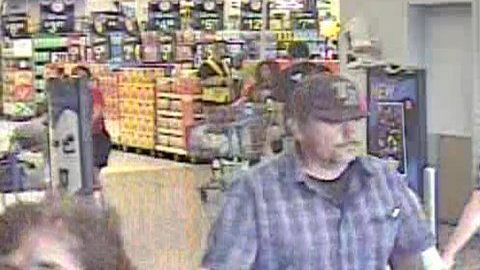 La Policía de El Paso busca a este hombre que se cree que salvó a varias personas.