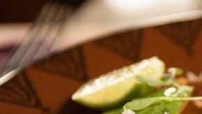 Los huevos son ricos en ácidos Omega 3 que protegen al organismo contra los radicales libres, ayudando a tener una piel, cabello y uñas radiantes. 