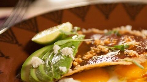 Los huevos son ricos en ácidos Omega 3 que protegen al organismo contra los radicales libres, ayudando a tener una piel, cabello y uñas radiantes. 