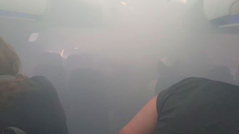 Los pasajeros vivieron verdaderos momentos de terror cuando la cabina del avión comenzó a llenarse humo.