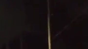 El oficial aventó el vehículo a manifestantes.