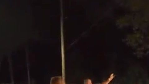 El oficial aventó el vehículo a manifestantes.