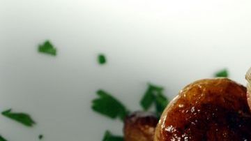 Cenando pescado bajarás rápidamente de peso, únicamente aporta 138 calorías por 100 gramos. Procura considerar guarniciones basadas en vegetales, obtendrás mejores resultados.