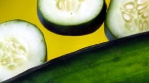 El consumo de pepino es ideal para prevenir y aliviar la deshidratación ya que contiene electrolitos, vitamina B, azúcar y agua.
