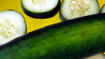 El consumo de pepino es ideal para prevenir y aliviar la deshidratación ya que contiene electrolitos, vitamina B, azúcar y agua.