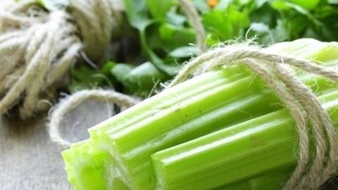 El consumo de este jugo combate enfermedades autoinmunes, incluidas Hashimoto, Lyme, lupus, artritis reumatoide y cualquier otra infección.