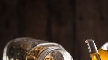 Procura el consumo de infusiones de manzanilla & guayaba es un excelente desinflamante y tiene propiedades antiespasmódicas.