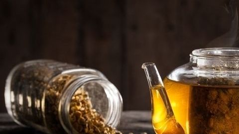 Procura el consumo de infusiones de manzanilla & guayaba es un excelente desinflamante y tiene propiedades antiespasmódicas.