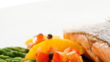 Combina el jengibre con salsa de soja, vinagre, limón, sésamo, aceite, y el miso para elaborar salsas, vinagretas y condimentos.