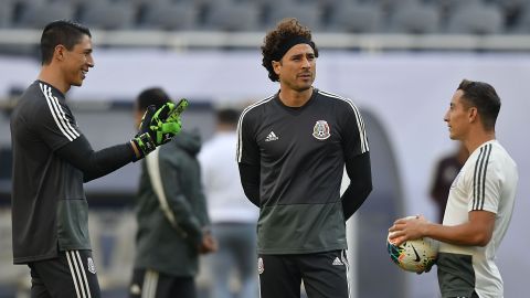 Memo Ochoa se hace el occiso, pero el América le ofrece cada vez más cosas para traerlo de regreso al nido.