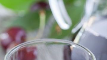 La cereza es rica en hidratos de carbono, principalmente en azúcares simples tales como la fructosa, la glucosa y la sacarosa