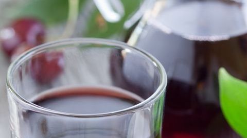 La cereza es rica en hidratos de carbono, principalmente en azúcares simples tales como la fructosa, la glucosa y la sacarosa