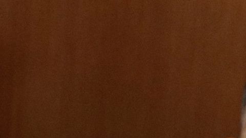 Padre exige disculpas a funcionario.