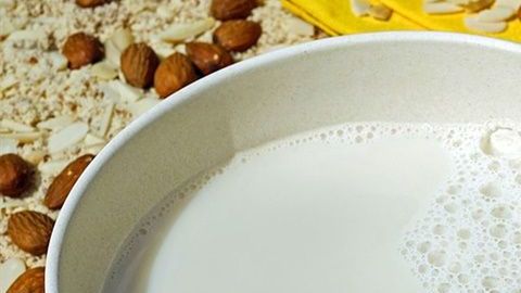 Las leches vegetales aportan un alto contenido en fibra, lo que facilita considerablemente los procesos de digestión y evita fermentaciones intestinales.