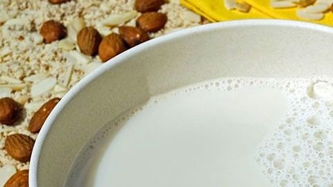 Las leches vegetales aportan un alto contenido en fibra, lo que facilita considerablemente los procesos de digestión y evita fermentaciones intestinales.