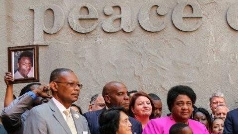 El gobernador de California junto a familiares de víctimas durante tiroteos policiales.