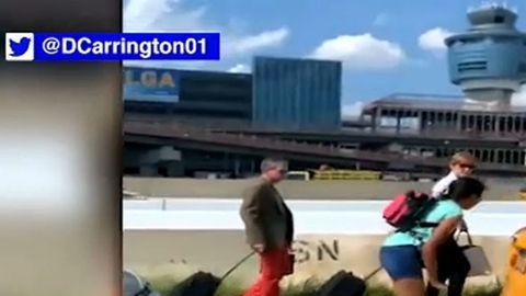 Pasajeros a pie con sus maletas