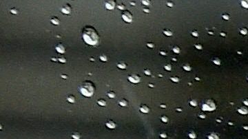 El agua de lluvia cae con partículas microscópicas de plástico.