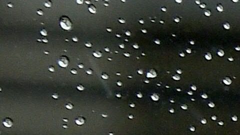 El agua de lluvia cae con partículas microscópicas de plástico.