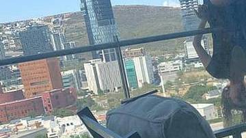 Estudiante mexicana cae por un balcón al hacer yoga.