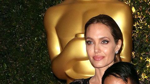 Angelina Jolie y Brad Pitt junto a su hijo Maddox.