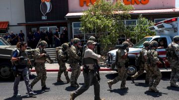 Autoridades responden a un tiroteo masivo en un Walmart en El Paso.