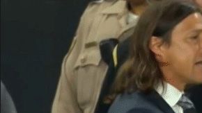 Matías Almeyda enloqueció tras un polémico penal marcado en su contra y arremetió contra arbitro y aficionados.