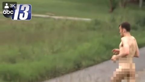 Matthew Thomas Bernard huyendo sin ropa