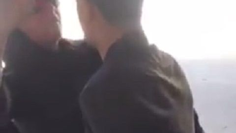 Se publicaron tres videos de la agresión en Twitter.