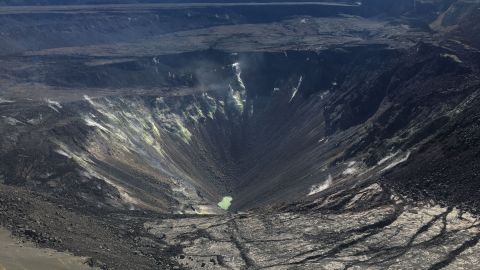 Estanque de agua en el fondo de Halema‘uma‘u, en Hawaii.